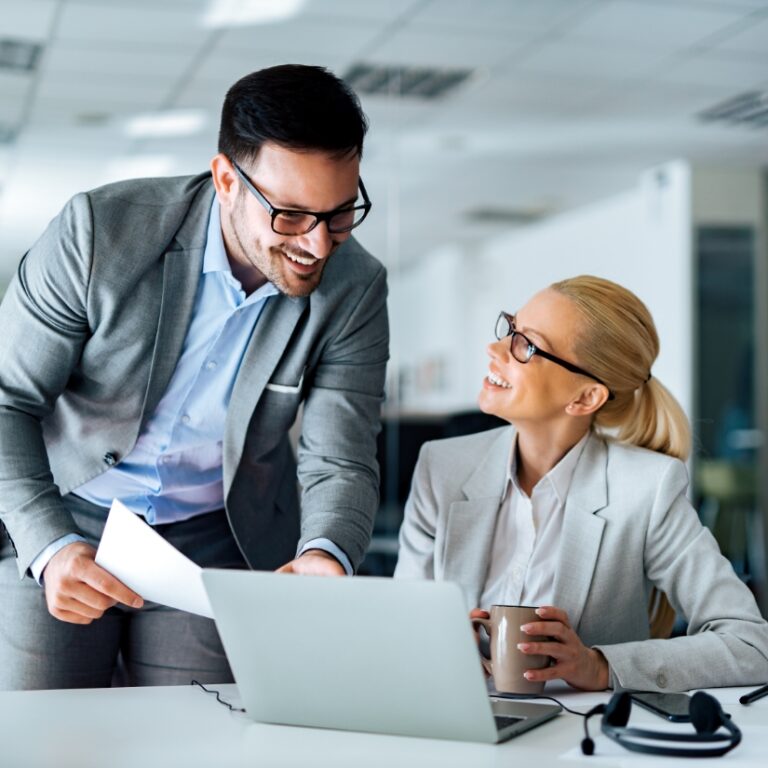 Mitarbeiter im Bereich Industry zeigt Frau etwas am Notebook