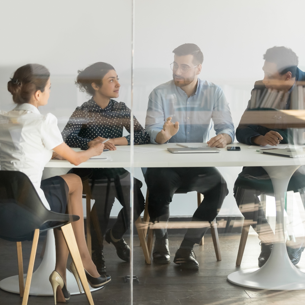 Mitarbeiter im Bereich Unternehmensverkauf beim Meeting