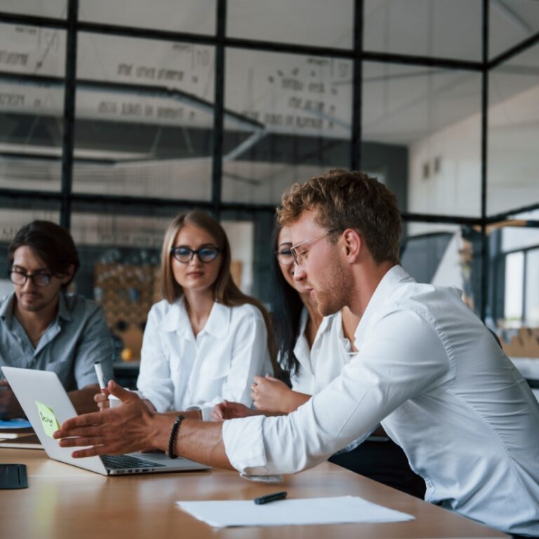 Team für Unternehmensfinanzierung sitzt zur Beratung beim Meeting am Tisch