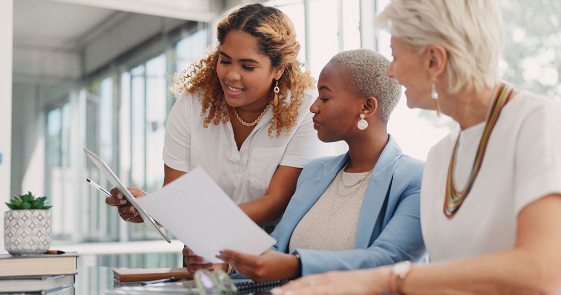 3 Frauen im Meeting besprechen Unterlagen