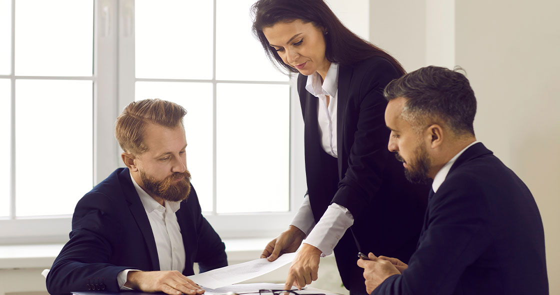 Geschäftsleute über Dokumenten, Besprechung