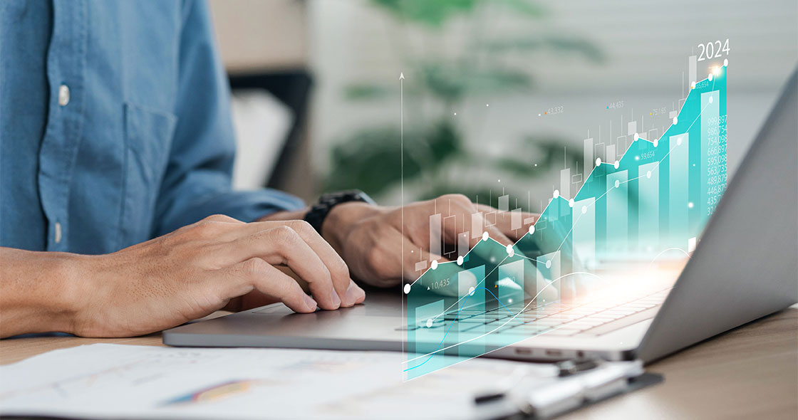 Mann am Laptop steht für Bewertungsmethoden für Unternehmen