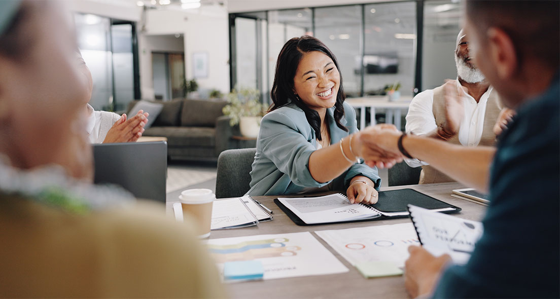 Handschlag im Meeting symbolisiert Unternehmensbeteiligung