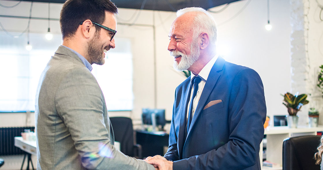 Händeschütteln zweier Geschäftsmänner symbolisiert Management Buy Out