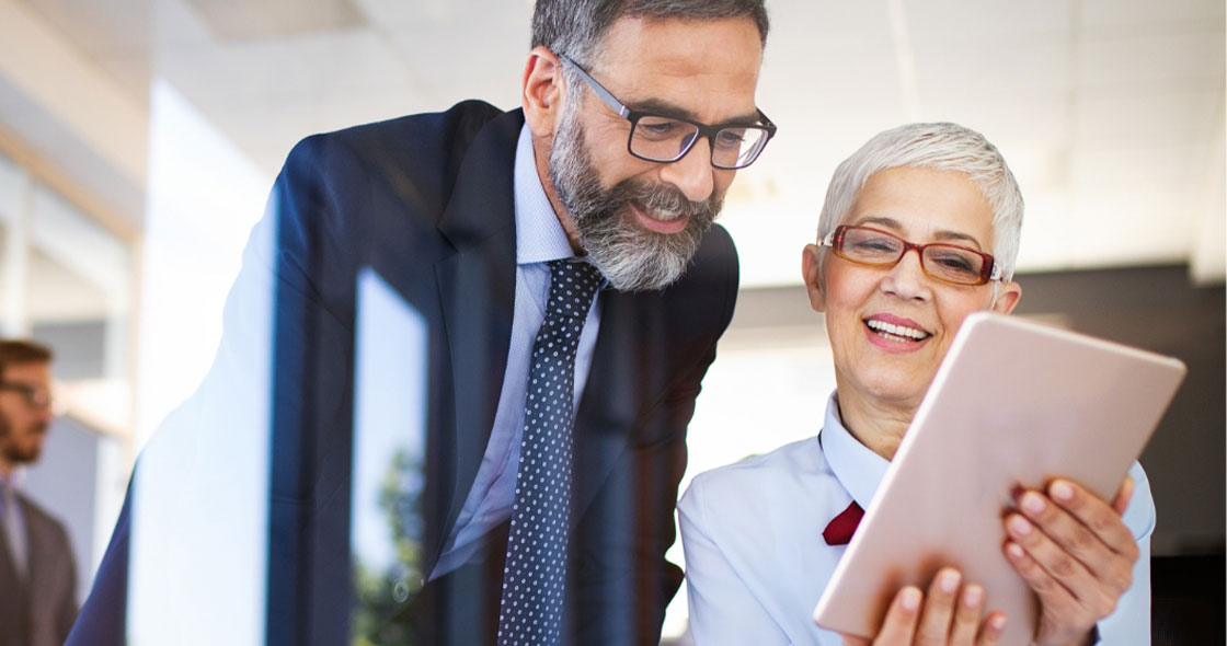 Zwei ältere Geschäftsleute symbolisieren Rücklagen beim Unternehmensverkauf